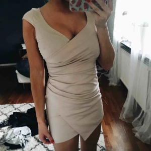  - Klänning från Nelly. Perfekt passform!! Använd 2 ggr.