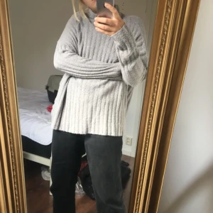  - Super mysig, grå stickad tröja! Använd 1-2gånger! 