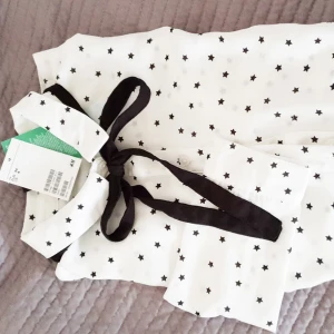  - Oanvänd  söt blus   med stjärnor bak,fram  och band runt kragen.    Kan fraktas eller mötas upp . Köparen betalar frakten.   Lycka till . 