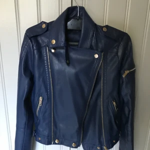  - Blå skinnjacka. Cool både till skola/jobb och fest! 