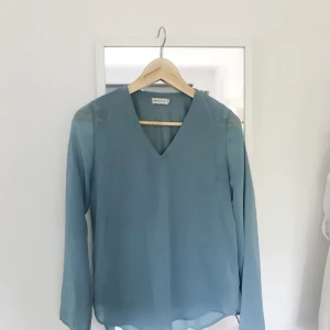 - Söt blus med transparenta ärmar  