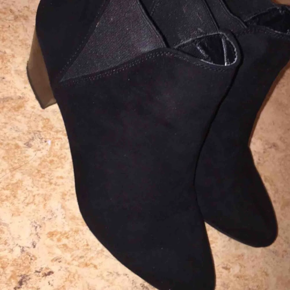 I nyskick, köpta förra året men använt 1 gång. Riktigt snygga skor till vintern/hösten i svart mocka med klackar i trä! . Skor.