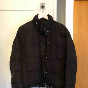  - Dunjacka från zara med dragkedja och knappar. Möts upp i Sthlm eller skickar mot fraktkostnad 