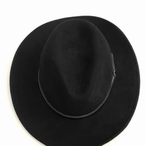  - Svart hat till hösten✨ från mango✨ Köparen står för frakten eller mötes upp i Stockholm 