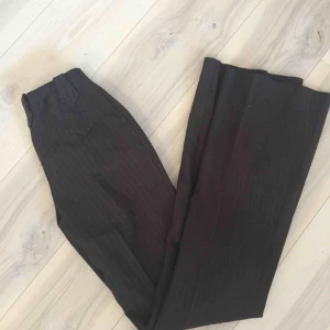  - Köpte dessa på secondhand i Paris utan att prova. Uppskattar att de är 24-25 i midja eller XS. Ganska långa i benen, 32. Högmidjade