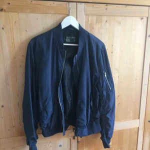  - Sitter riktigt fint på 👌🏼 Mörkblå, tunn bombermodell. Knappt använd. ⭐️