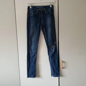  - Säljer ett par jeans från bomerang dem är i bra skick fast d e lite trasiga vid där man har bätten
