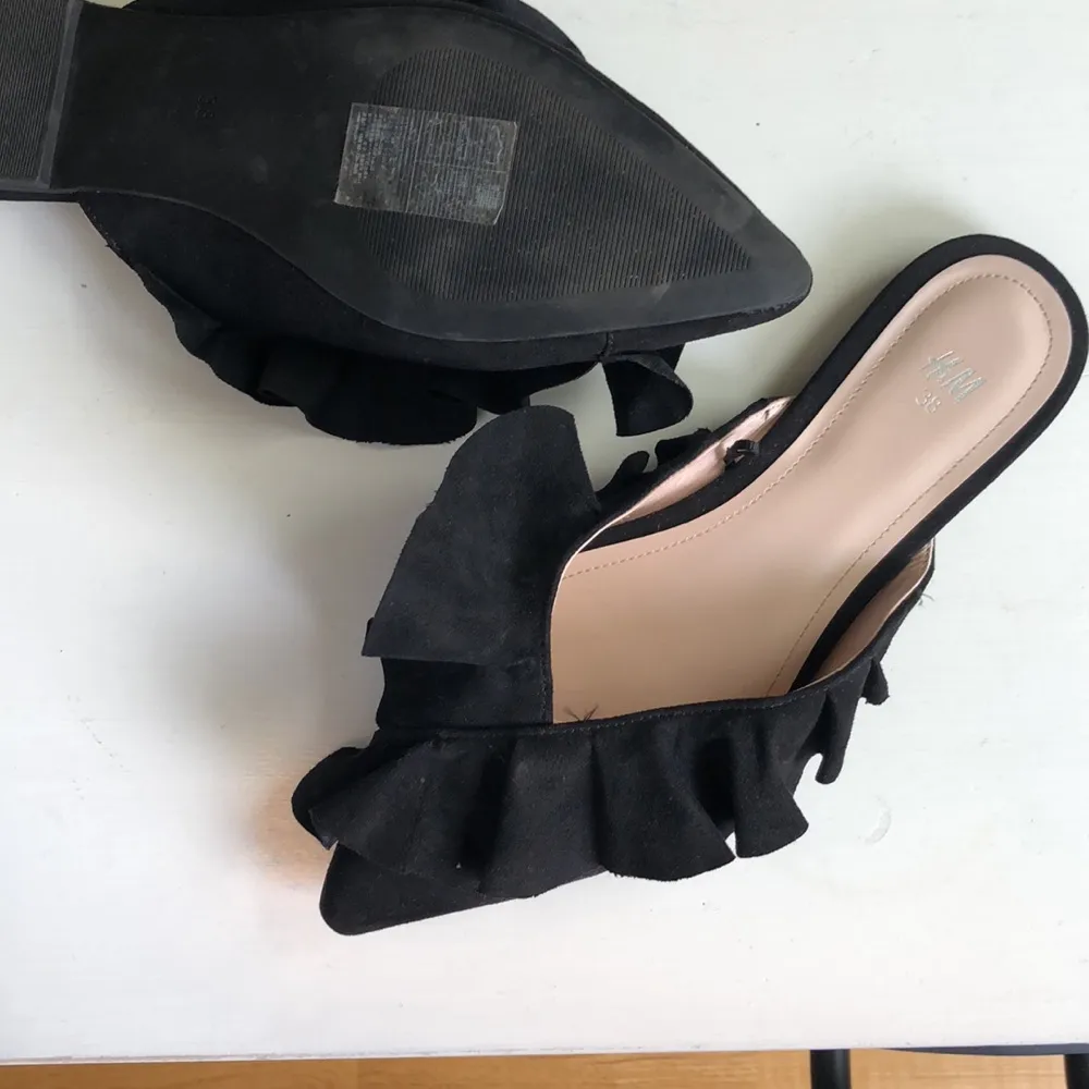 Helt oanvända sandaler / tofflor från H&M . Skor.
