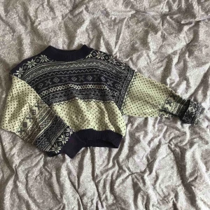  - Croppad stickad tröja från Urban outfitters. Aldrig använd. Vid frakt är det köparen som står för frakten.