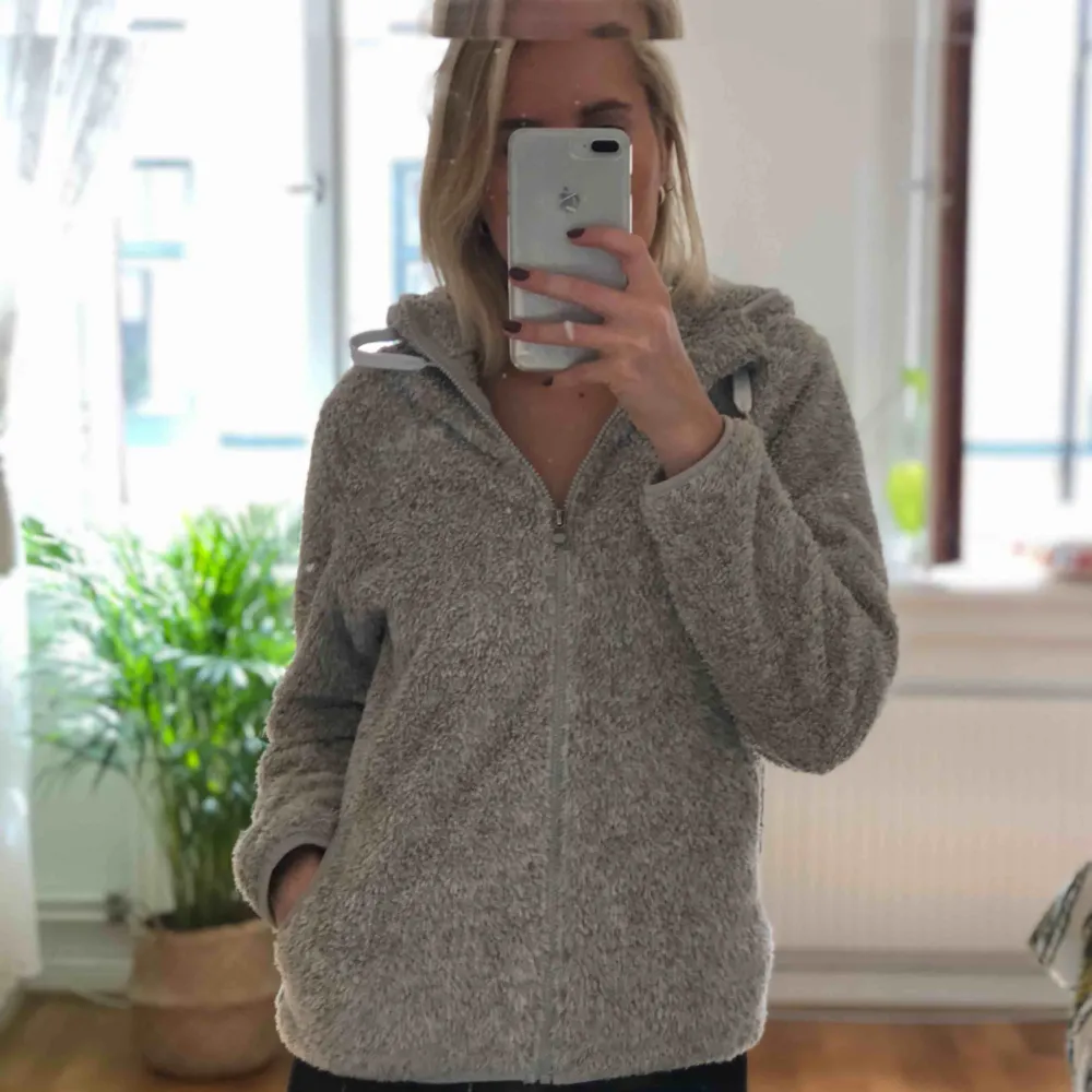 Magisk sistabild va? Utöver det en mycket gosig tröja/jacka, använd oerhört sparsamt förra året. Sälja pga använder inte. Frakt tillkommer. . Hoodies.