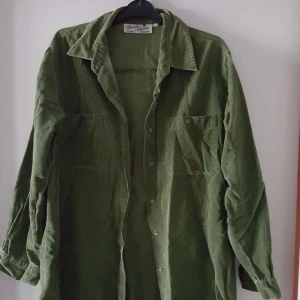  - Vintage grön manchesterskjorta. Ser inte på lappen vad det står för storlek men är ca som M/L. Finns i Örebro men kan skickas om köparen står för fraktkostnaden.