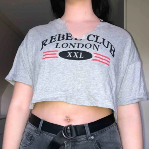  - Grå croptop från hm, aldrig använd men igen prislapp kvar. Tvättar innan den skickas. Köparen står för frakten 