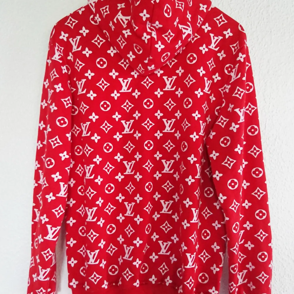 Supreme hoodie med logo av Louis Vuitton  Väldigt fin Kopia!  Använd bara en gång. Unisex Jättefin skick som NY! Jättefin material! . Väskor.