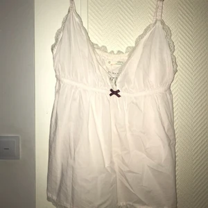  - Ord: 695, Använd 1-2 gånger.   Aldrig använd. De flesta plagg jag säljer är nästan aldrig använda, eller helt enkelt inte använd på något vis alls.  Möts upp vid Göteborg/Trollhättan/LillaEdet Frakt står köparen för