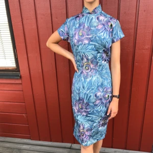  - Handsydd klänning i tunt nylon tyg.  Köpt i Japan sent 50-tal.  Alla klänningar är i mycket fint skick! Endast använd 1gång.  Modell är 172cm och S. Möts upp centrala Göteborg annars tillkommer frakt.