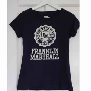  - Tröja ifrån Franklin and Marshall, trycket är lite sprucket. Frakt tillkommer