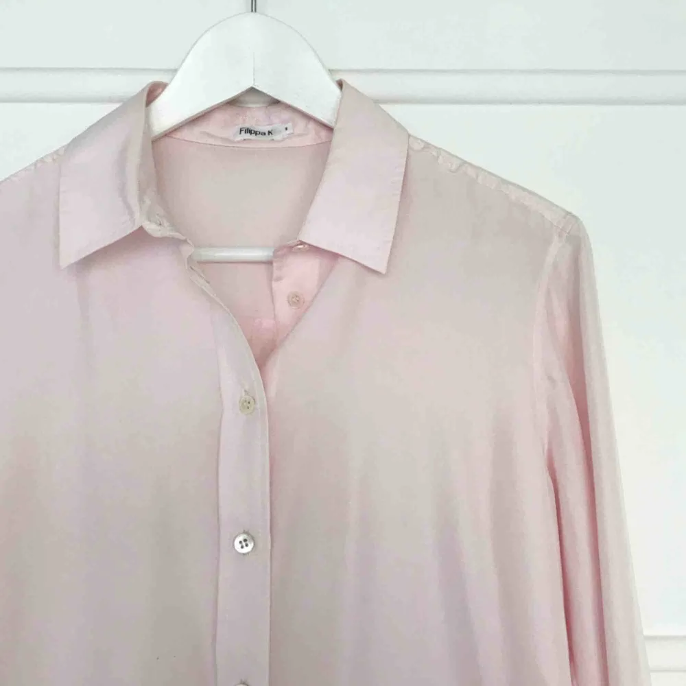 Ljusrosa sidenskjorta från Filippa K i strl S. Använd en gång och därav inte tvättad så gissar på att dom pyttesmå fläckarna går bort i handtvättsprogrammet i maskin. Ordinarie pris 1800 kr. Skjortor.