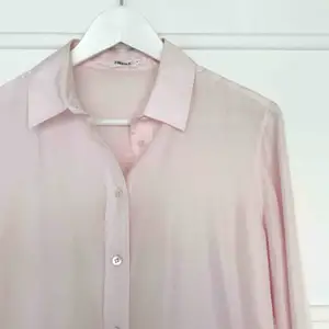 Ljusrosa sidenskjorta från Filippa K i strl S. Använd en gång och därav inte tvättad så gissar på att dom pyttesmå fläckarna går bort i handtvättsprogrammet i maskin. Ordinarie pris 1800 kr