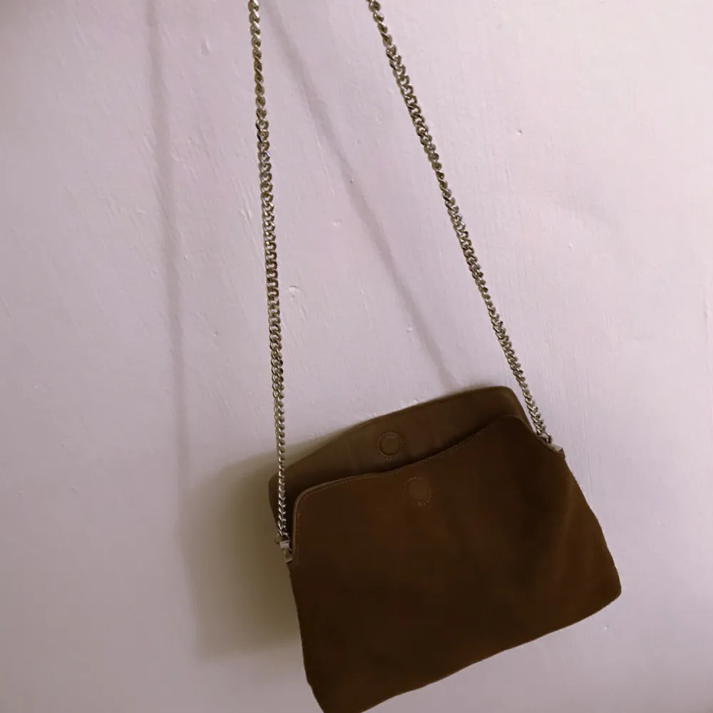 Väska i läder från Mango. Aldrig använd. Längd 30cm höjd 20cm. Väskor.