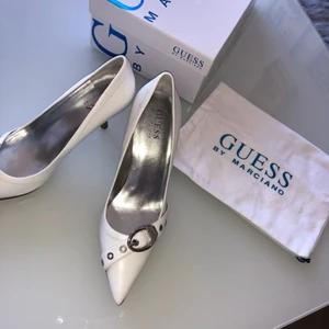  - Helt nya finns en i storlek 36 och en i storlek 37.5. Kan fraktas men köparen står för frakten rekomenderat(60kr). OBS/ ordinarie pris är ca 1890kr