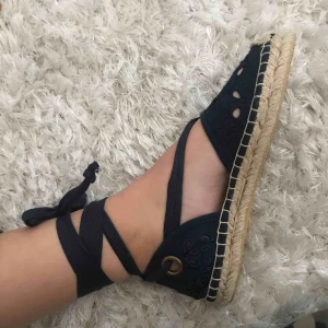  - Marinblåa skor med snörning