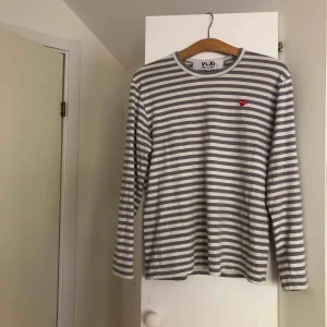  - Superfin long sleeve från Comme des Garçons. Inköpt på Dover Street Market i London för 1200kr. Använd fåtal gånger. Passar även mig som brukar ha S, men sitter då lite lösare. < Endast Swish > 