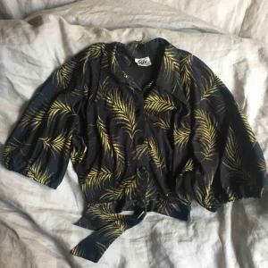  - Midjekort knytblus med trekvartsärm. Superfin!! Köparen står för frakt, annars möts jag upp i Uppsala🌈