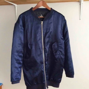  - En oversize bomberjacka i blå satin från Cheap Monday. Jackan är använd men i gott skick.  
