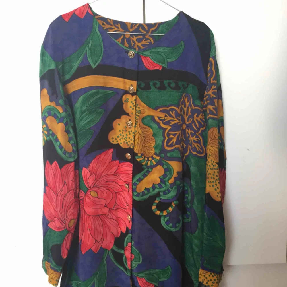 🌵🌻🌷🌹 VINTAGE BLUS 🌹🌷🌻🌵 Stl: märkt 40, funkar på XS-M, 100% Viscose (naturmaterial). Mått: längd ca 76cm, bredd 59cm (x2 = 118cm), axelbredd 15cm, ärmlängd ca 58cm. Möts upp i Stockholm, annars betalar köparen frakten. . Blusar.