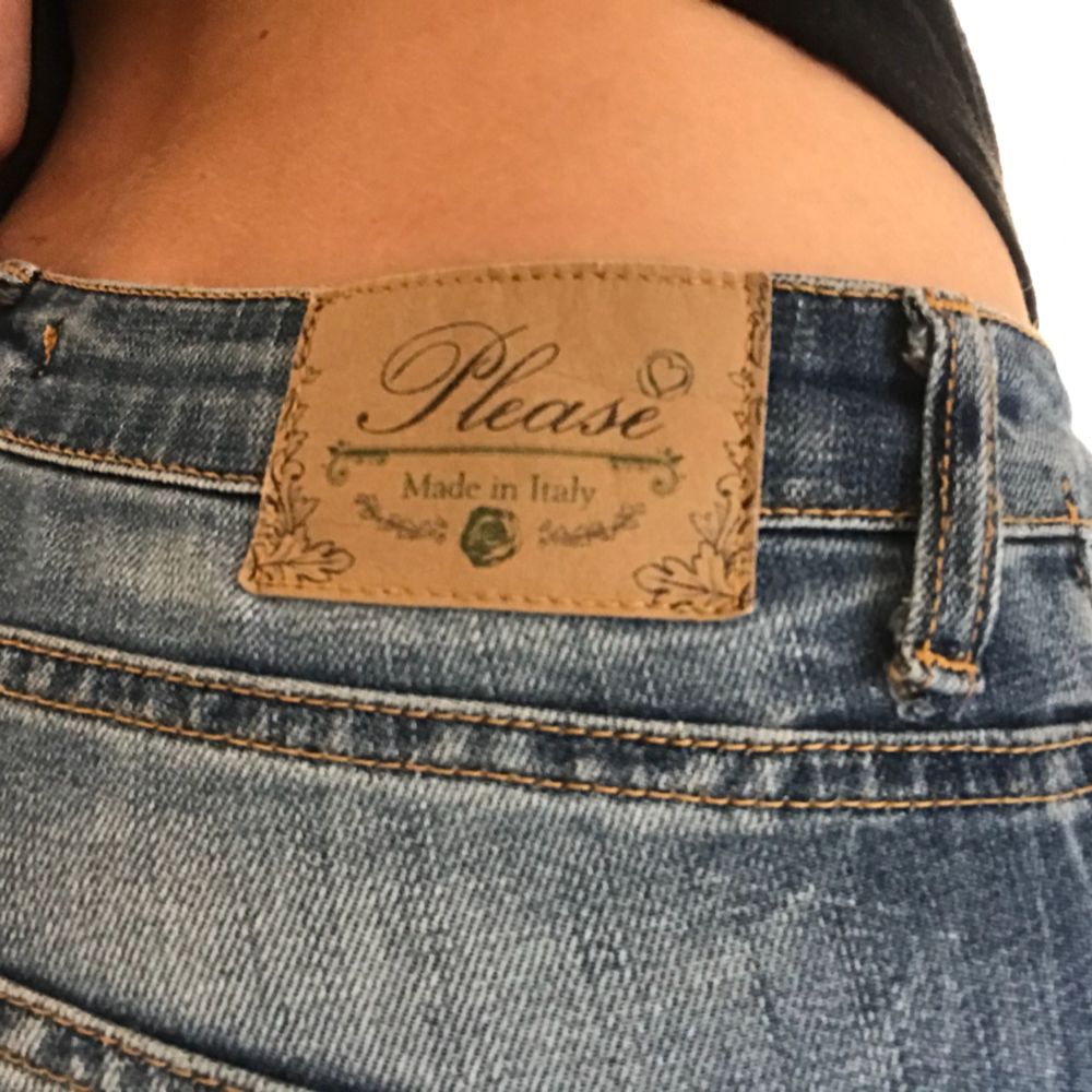 Säljer dessa supersnygga please jeans i storlek xs, som jag skulle säga motsvarar storlek 24-26 i jeansstorlek! Kostar runt 1000kr i nypris och är endast använda ett fåtal gånger. 🌟 köparen står för frakten. Jeans & Byxor.