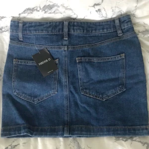  - Säljer denna superfina kjol från Forever 21 så den är för stor för mig, (brukar ha xxs på kjolar). Den är aldrig använd med prislapp kvar, inköpt i London i juli. Köparen står för frakt, kontakta mig vid frågar!🌷