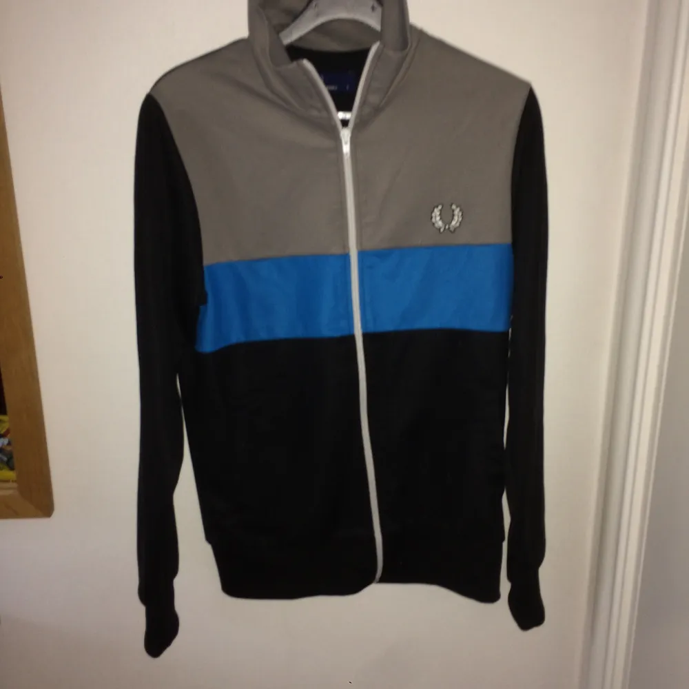 Fred Perry tröja med drag kedja. Storlek: S Man. Grå, Svart och Blå. Kontakta mig om mer info ifall du är intresserad. . Hoodies.