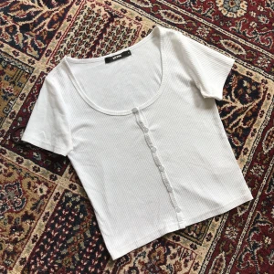  - Söt vit top från Bik Bok som passar till allt 👌