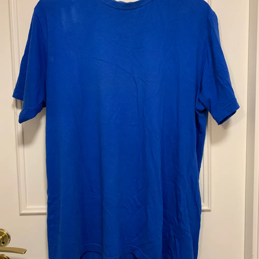 Enkel blå tisha köpt på beyond retro, har S o den sitter oversized på mig 🙌 använd max 2 gånger. (swipe för mer info) . T-shirts.