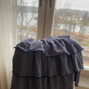 Kjol från zara - Säljer min super söta kjol från zara i storlek S. Den sitter super fint på och passar till mycket. Säljer den då den blivit för liten. 