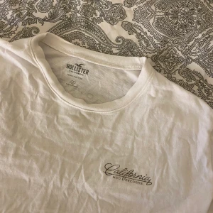 Cool Hollister tröja 🥰 - Ballt tryck på ryggen! Använd ca 2 ggr så är som ny👍🏻