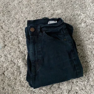 Monki jeans - Svarta slim monki jeans i srl xs