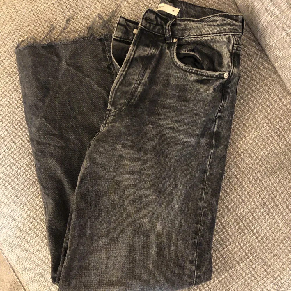 Superfina jeans från Gina tricot🤩 tyvärr sitter dem lite tight i midjan för mig, storlek 36💓  köparen står för frakten. Jeans & Byxor.