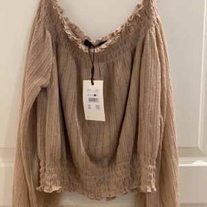 Blus - Oanvänd blus. Str L. Nypris 199:-