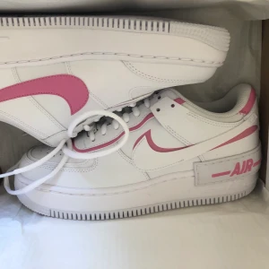 nike air force 1 shadow magic flamingo - fåtal gånger använda nike af1’s som är slutsålda på många ställen:) nypris 1199kr, köparen står för frakt💕 kartong följer såklart med! bud just nu: 800kr + frakt🥰