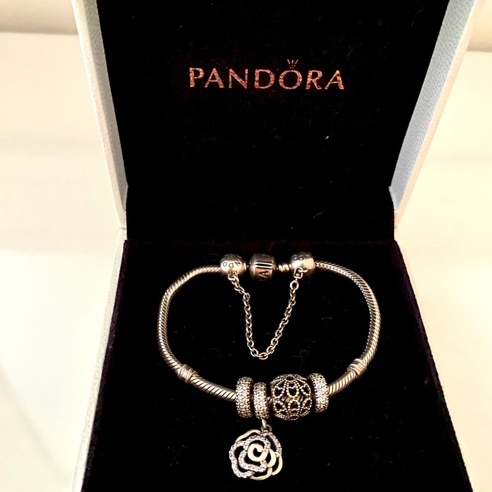 Pandora armband som är använd väldigt lite. Säljer tillsamans med charms på bilden.  Storlek 15 på armbandet . Accessoarer.