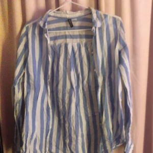 Skjorta från Hm - Super fin skjorta som jag ej använder mer kommer stryka innan paketet skickas