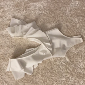 Body - Säljer min body som är från Gina tricot, slutsåld där. Använd några få gånger men i fint skick, Den är öppen i ryggen💕 jag står för frakten 