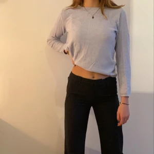 Långärmad strl S - Tunt stickad långärmad i jättefin ljusblå färg! Den är av ett hårdare stickat matreal vilket gör så att kvaliten käns bättre. 