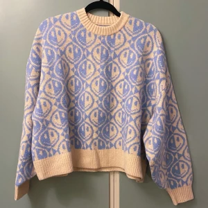 Tröja smiley - Tröja med smiley print i blå och vit, stl 34 oversized ✨ färgen stämmer mer på första bilden