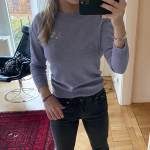 DKNY tröja - Så fin tröja från DKNY i stl S. Fin ljuslila färg med silvriga detaljer💕