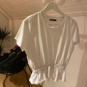 TRÖJA ZARA - Tröja från zara i storlek L, sitter som en S. Använd 1-2 gånger, 60 kr + frakt 🚚 