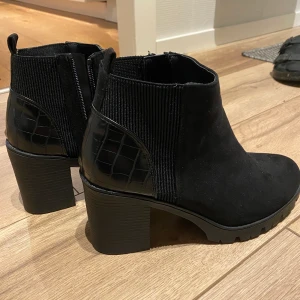 SKOR ORMSKINN - Skitsnygga boots i mocka med ormskinn i storlek 39, som passar superbra nu i vintern! Aldrig använda pga fel storlek. 200 + frakt 🚚