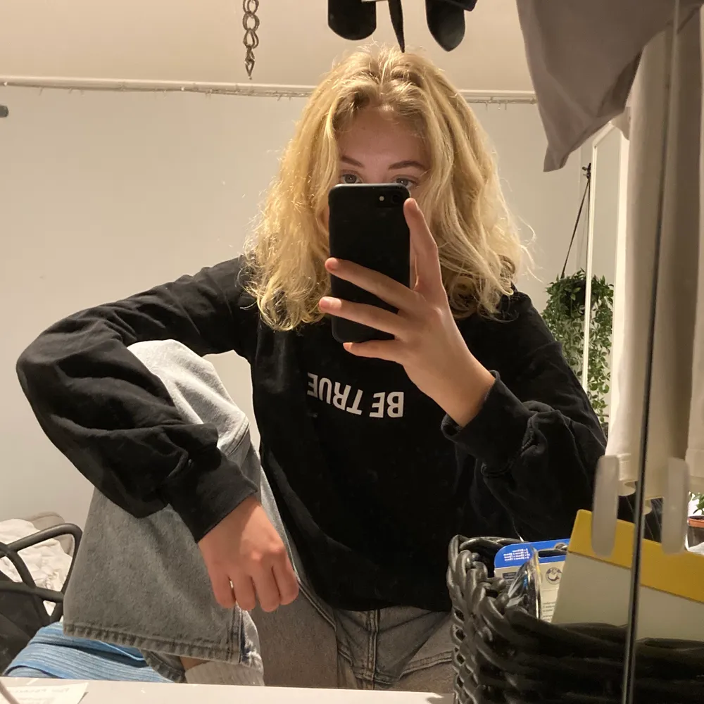 En oversized tjock tröja från Weekday! Super mysig med trycket ”be true” på framsidan och ”just be yourself.” på baksidan! Köpte den för ett par år sen men har inte använt den så mycket, där är en liten mörk fläck på baksidan och på ena ärmen men det syns knappt! Den är i storlek XS men skulle säga att den passar som en M! . Tröjor & Koftor.