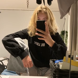 Weekday tröja - En oversized tjock tröja från Weekday! Super mysig med trycket ”be true” på framsidan och ”just be yourself.” på baksidan! Köpte den för ett par år sen men har inte använt den så mycket, där är en liten mörk fläck på baksidan och på ena ärmen men det syns knappt! Den är i storlek XS men skulle säga att den passar som en M! 